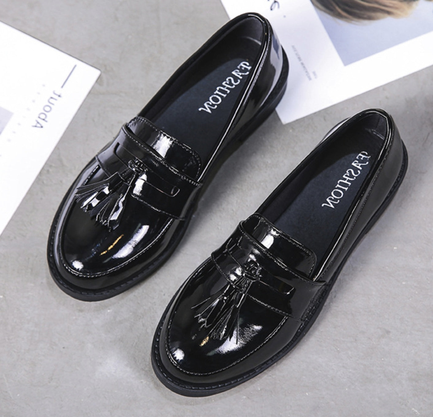 Damenschuhe, Mädchenschuhe, modischer Stil, schwarze Farbe mit britischem Modestil