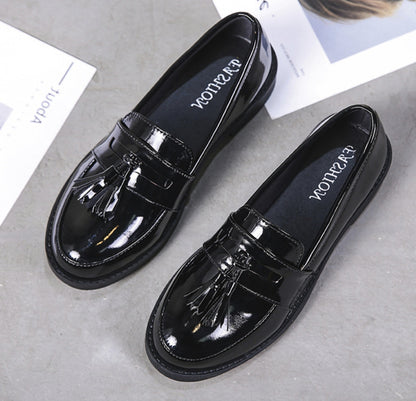 Damenschuhe, Mädchenschuhe, modischer Stil, schwarze Farbe mit britischem Modestil