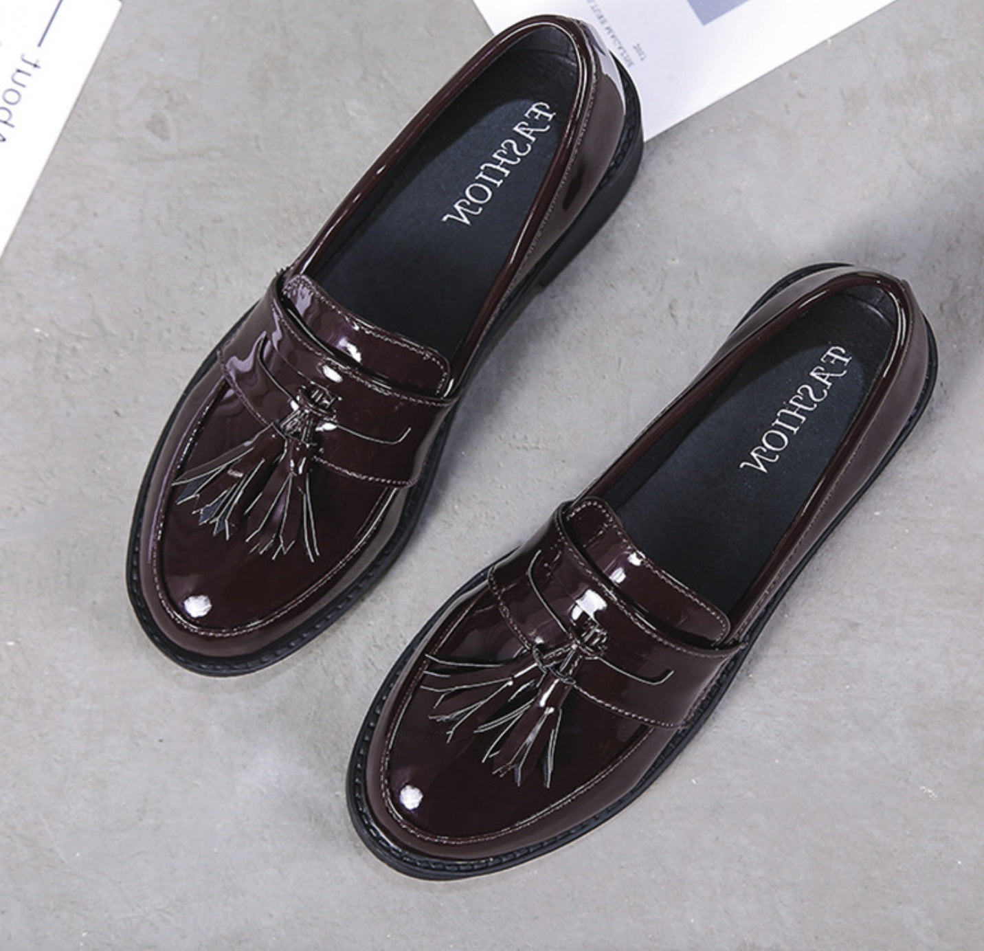 Damenschuhe, Mädchenschuhe, modischer Stil, schwarze Farbe mit britischem Modestil