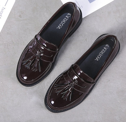 Damenschuhe, Mädchenschuhe, modischer Stil, schwarze Farbe mit britischem Modestil