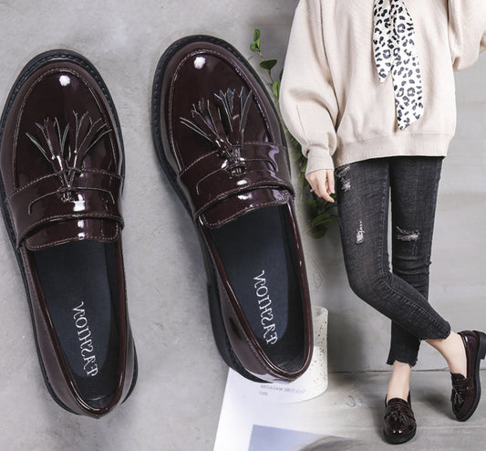Damenschuhe, Mädchenschuhe, modischer Stil, schwarze Farbe mit britischem Modestil