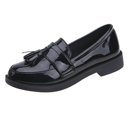 Damenschuhe, Mädchenschuhe, modischer Stil, schwarze Farbe mit britischem Modestil