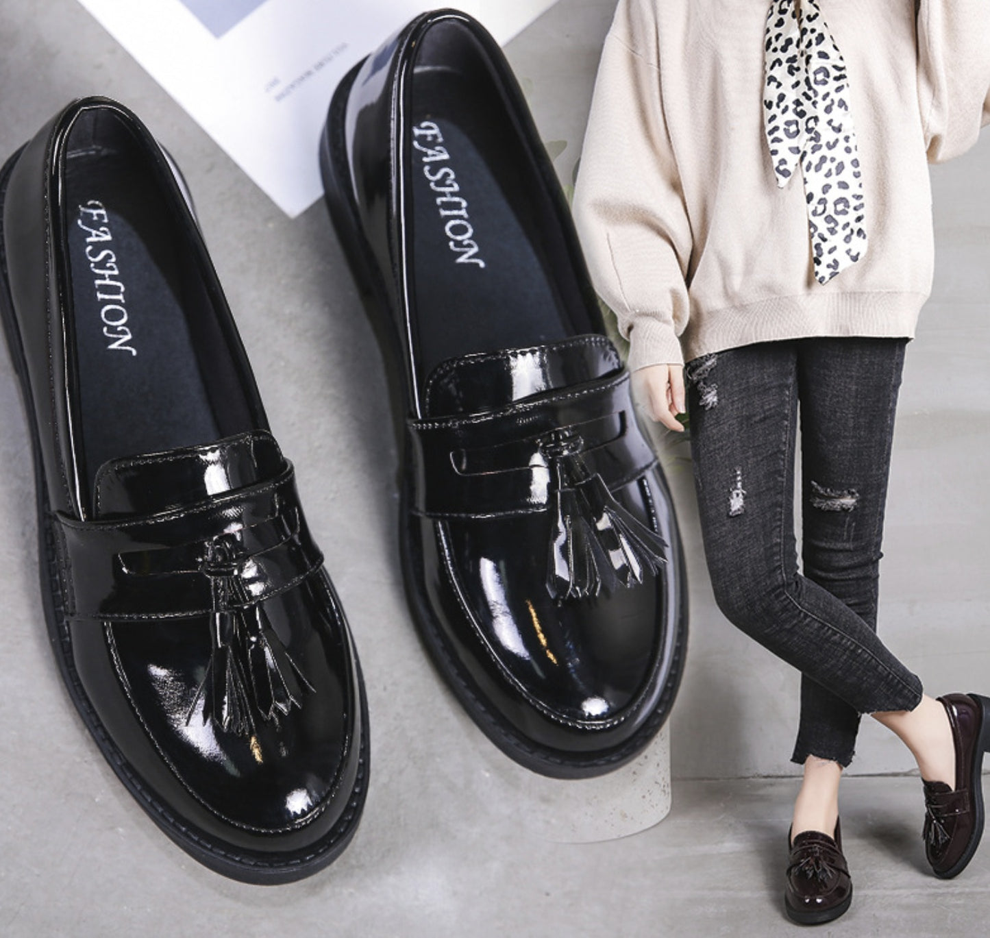 Damenschuhe, Mädchenschuhe, modischer Stil, schwarze Farbe mit britischem Modestil
