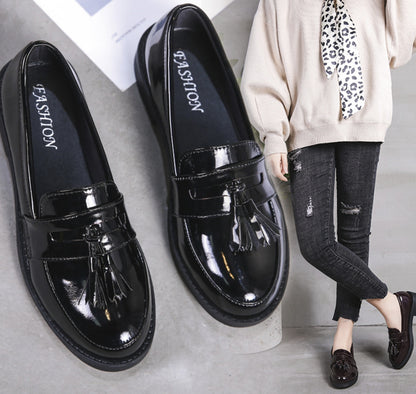 Damenschuhe, Mädchenschuhe, modischer Stil, schwarze Farbe mit britischem Modestil