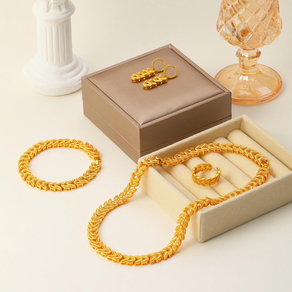 5-teiliges Retro-Schmuckset für Damen, elegantes 18-karätiges Gold mit Ahornblatt-Motiv, temperamentvoller Brautschmuck